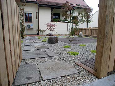 jardín zen en el patio