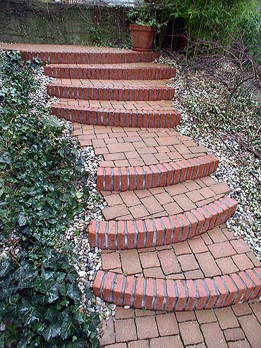 scale di vecchi mattoni
